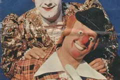 programme illustre du cirque National Suisse Knie 1974 
avec:
Janusz Skup / orchestre

Franco Knie senior / ânes nains et poneys monté par des singes

Little Teddy, Little Ferry, Kuba, Gaston et Juanito Rivel / clowns

Troupe Alexandrovi / bascule

Franco Knie senior / exotiques Chameaux sibériens, lamas, alpagas,chevaux tigré danois, poneys tigrés et zebroide

Les Hermanis / diabolos

Fredy Knie junior / chevaux

Bronley's Space-Rocket / aériens sur fusée

The Yong Brothers / equilibre

Louis Knie senior / éléphants

Halina Lesniewska / corde volante

Daniel Suskow / fauves lions du cirque Jean-Richard

Entracte

The Balcans / trampoline

Rudy Horn / equilibre et jonglage sur monocycle

Mary_José et Fredy Knie junior / haute école

Rolf Knie junior / cheval rebelle

Les Chickys / clowns

Duo Dobritch / perche

Fredy Knie senior / chevaux

Final