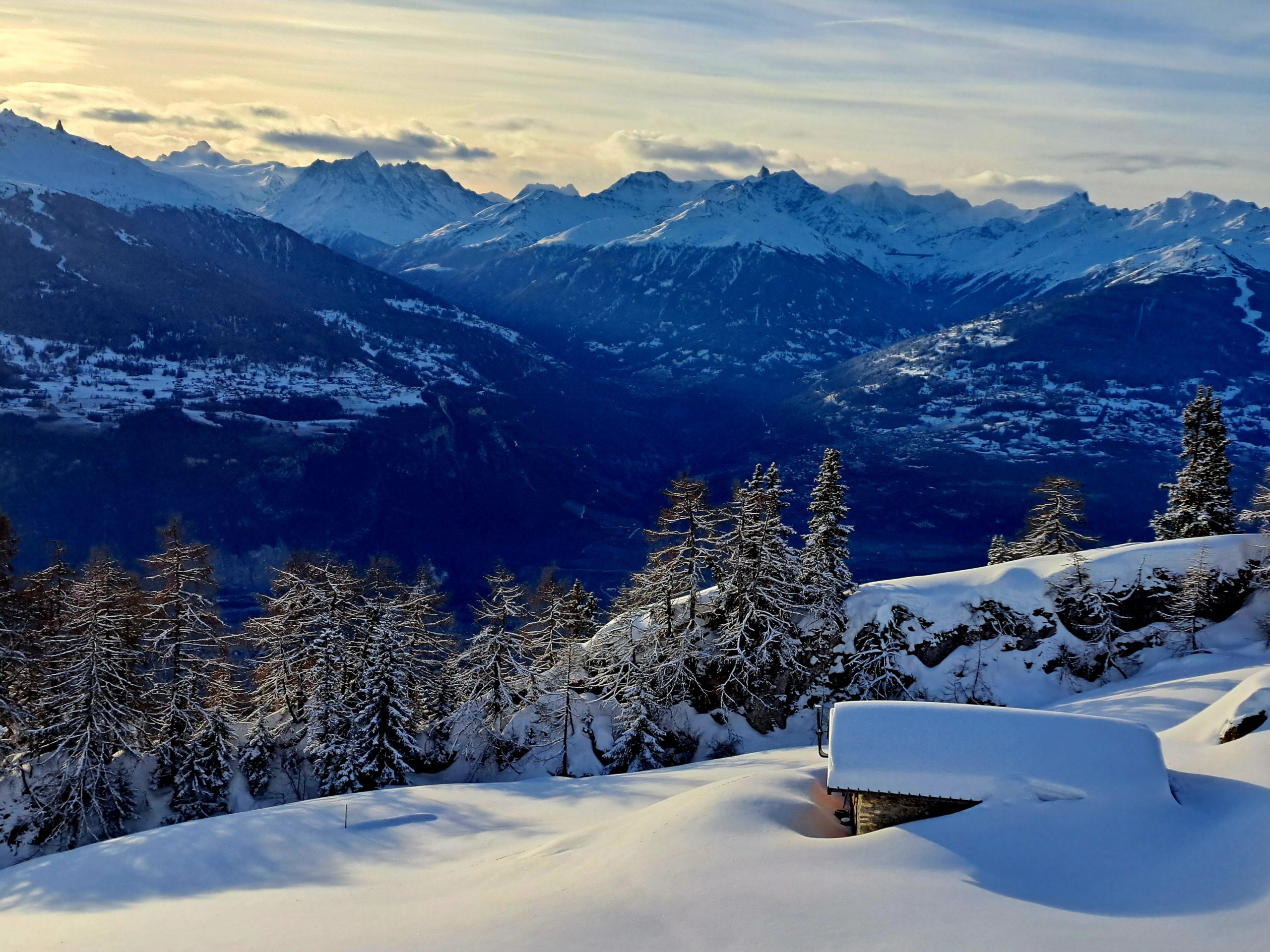 On track for 2024! The first sunrise of the year live from the Valais ski slopes - Anzère